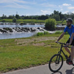 Das Foto zeigt Blogautor Florian mit seinem Fahrrad, wie er vorbei an den Kaskaden in Hattingen an der Ruhr radelt.