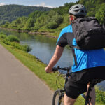 Das Foto zeigt Blogautor Florian von hinten auf seinem Rad auf dem RuhrtalRadweg in Hattingen.