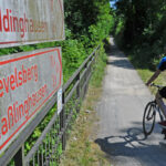 Das Foto zeigt Blogautor Florian auf seinem Fahrrad direkt neben den Radwegschildern auf der "Von Ruhr zu Ruhr-Tour".