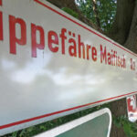 Das Foto zeigt einen Wegweiser zur Lippefähre Maifisch