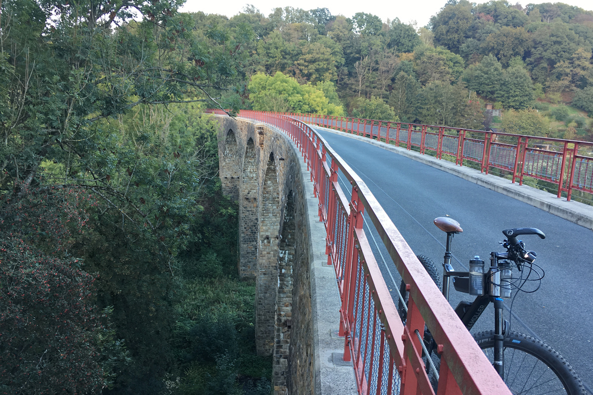Das Foto zeigt das historische Bahnviadukt bei Kettwig