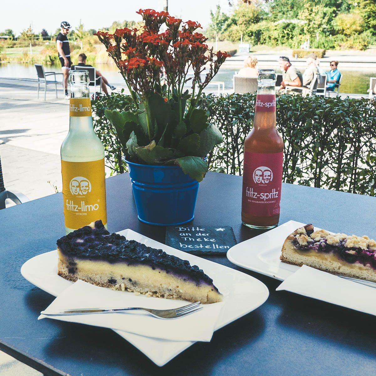 Das Bild zeigt Getränke und Kuchen