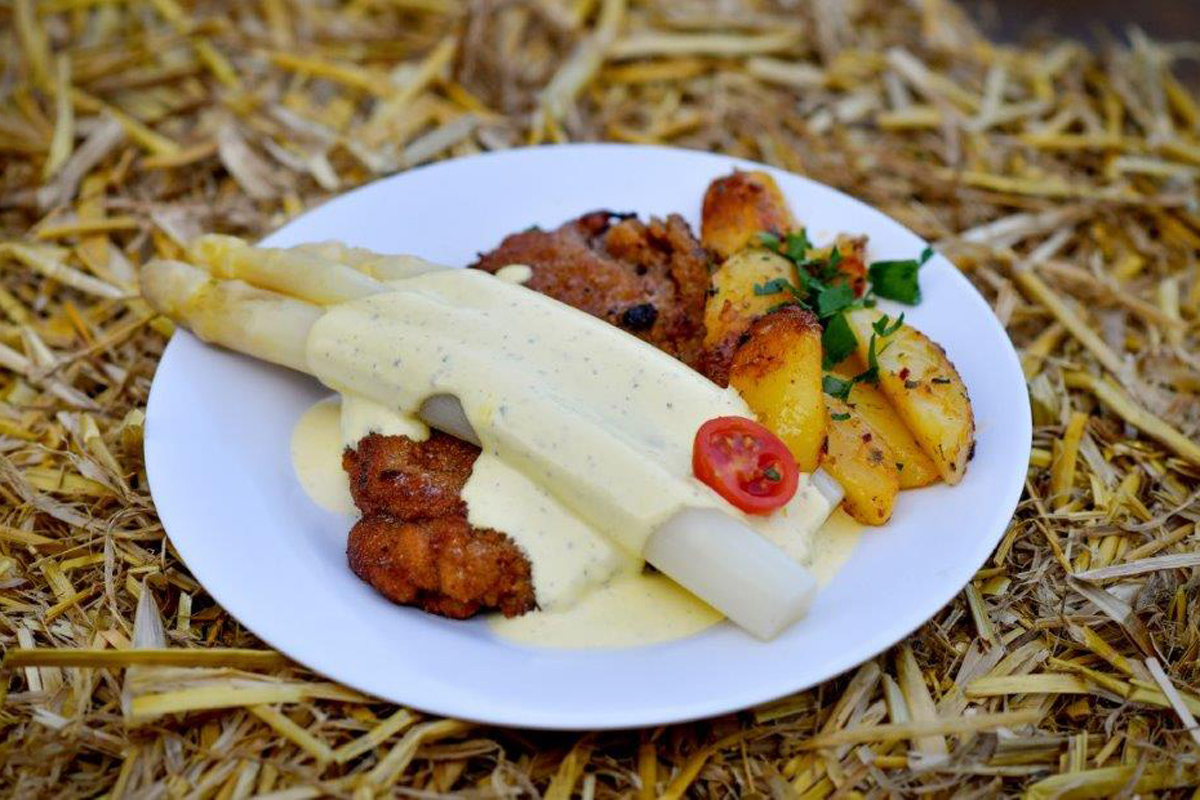 Das Foto zeigt ein Spargelgericht auf dem Spargel-Gourmet-Festival