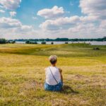 Das Bild zeigt Caro auf den großen Au-Wiesen des Rheins