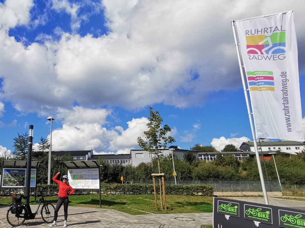 Das Foto zeigt Sandra am Startpunkt des RuhrtalRadwegs in Winterberg