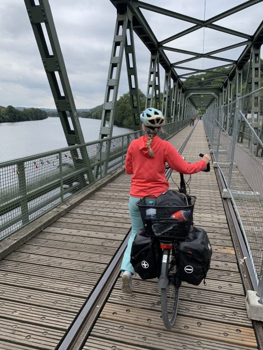 Das Foto zeigt Sandra auf der Brücke am Laufwasserkraftwerk Hengstey