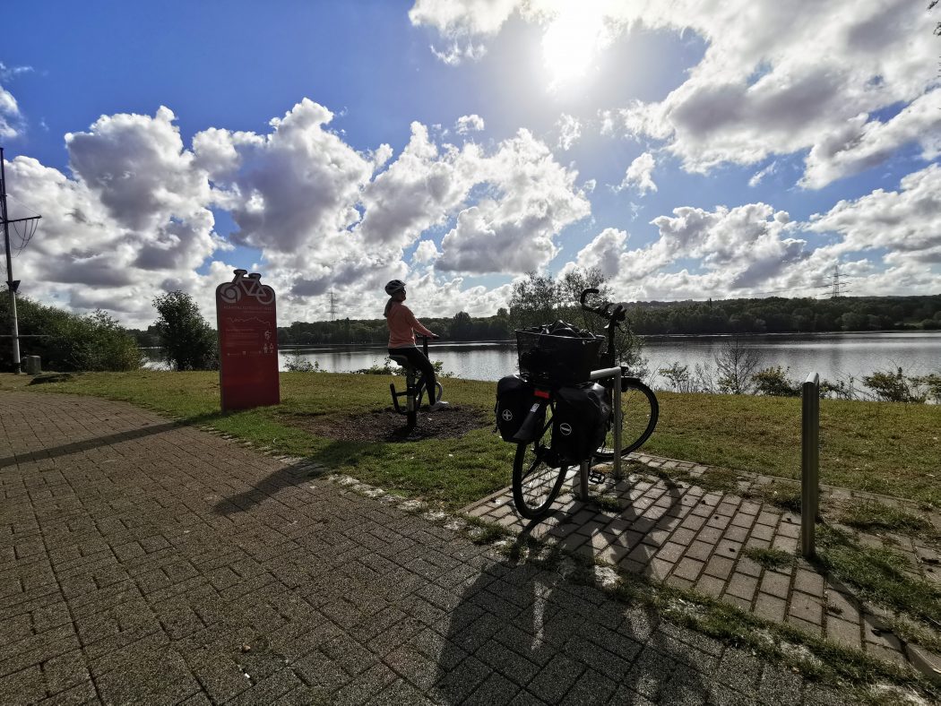 Das Foto zeigt Sandra auf einem Sportgerät des Guet Rat Wegs der Knappschaft am Kemnader See in Bochum