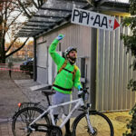 Das Foto zeigt einen Radfahrer am Schild "PIPI + AA" im Kaisergarten Oberhausen