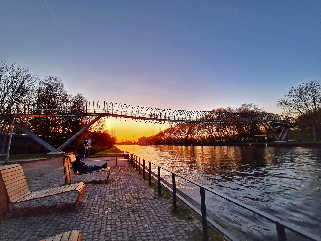 Das Foto zeigt die Brücke Slinky Springs to Fame im Sonnenuntergang