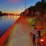 Das Foto zeigt einen Radfahrer im Dunkeln am Rhein-Herne-Kanal in Oberhausen