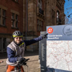 Das Foto zeigt einen Radfahrer am Knotenpunkt 27, dem Museum der deutschen Binnenschifffahrt in Duisburg