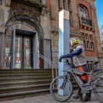 Das Foto zeigt einen Radfahrer am Eingang zum Museum der deutschen Binnenschifffahrt