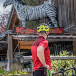 Das Foto zeigt Jochen am Eingang der Straußenfarm in Essen