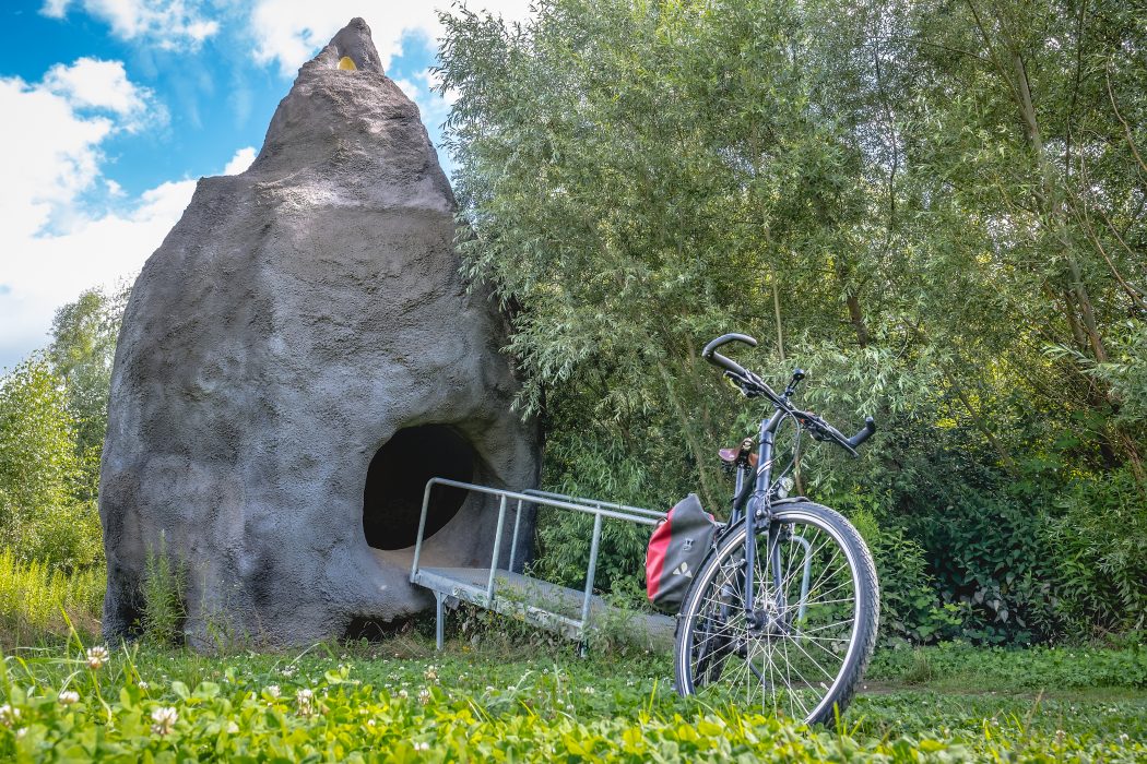Das Foto zeigt das Kunstwerk „Zur Kleinen Weile“ am Emscher-Weg