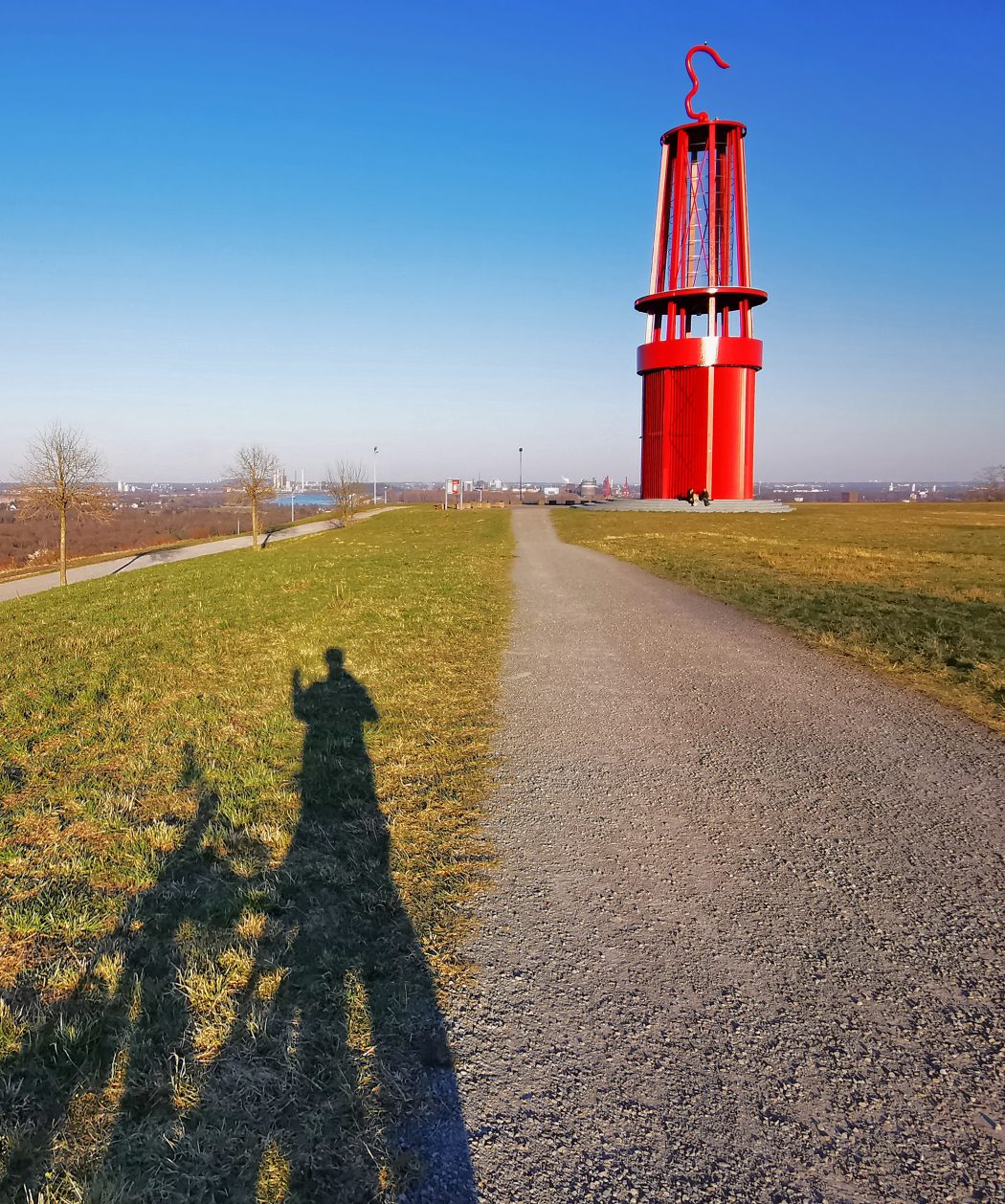 Das Foto zeigt das Geleucht auf der Halde Rheinpreußen in Moers