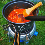 Das Foto zeigt einen Campingkocher vor der ungewöhnlichen Unterkunft Herbert des Gästehauses Marina Rünthe in Bergkamen