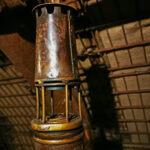 Das Foto zeigt eine alte Grubenlampe in der ungewöhnliche Unterkunft Herbert, einem nachgebauten Grubenstollen, des Gästehaus Marina Rünthe in Bergkamen