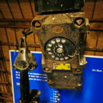 Das Foto zeigt ein altes Bergbaustellen Telefon in der ungewöhnlichen Unterkunft Herbert des Gästehauses Marina Rünthe in Bergkamen