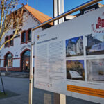 Das Foto zeigt eine Infotafel am Bahnhof in Moers