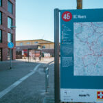 Das Foto zeigt eine Knotenpunktkarte des radrevier.ruhr am Bahnhof in Moers