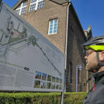 Das Foto zeigt eine Infotafel über die Parkanlage vom Kloster Kamp in Kamp-Lintfort