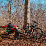 Das Foto zeigt einen Radfahrer in einem Wald im Kreis Wesel