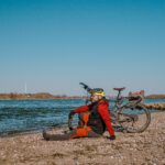 Das Foto zeigt Jochen am Rheinstrand im Kreis Wesel