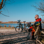 Das Foto zeigt Jochen am Rheinstrand im Kreis Wesel