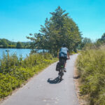 Das Foto zeigt einen Radfahrer auf dem RuhrtalRadweg in Bochum Dahlhausen