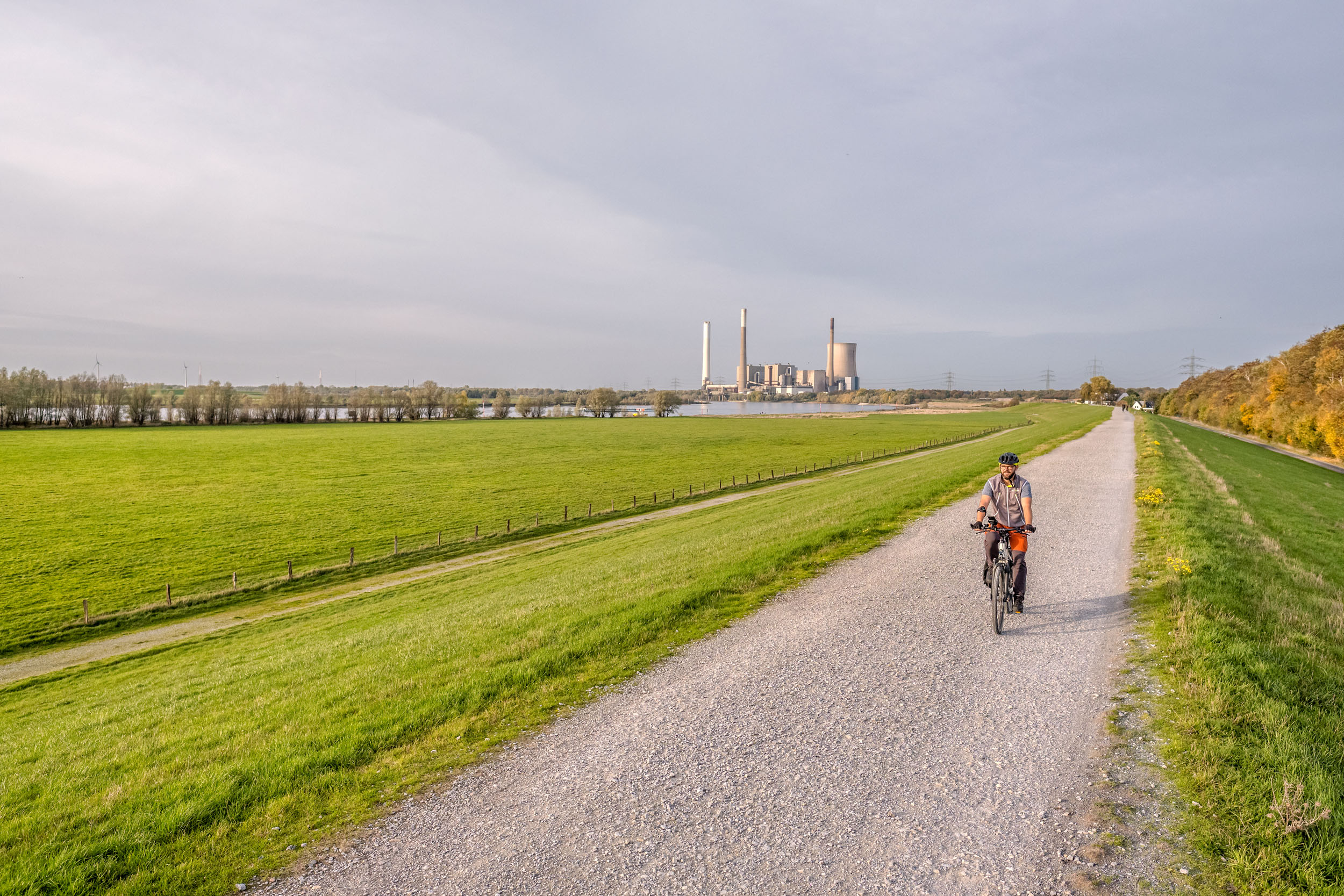 Das Foto zeigt Jochen mit dem ROSE XTRA WATT auf dem Rheinradweg