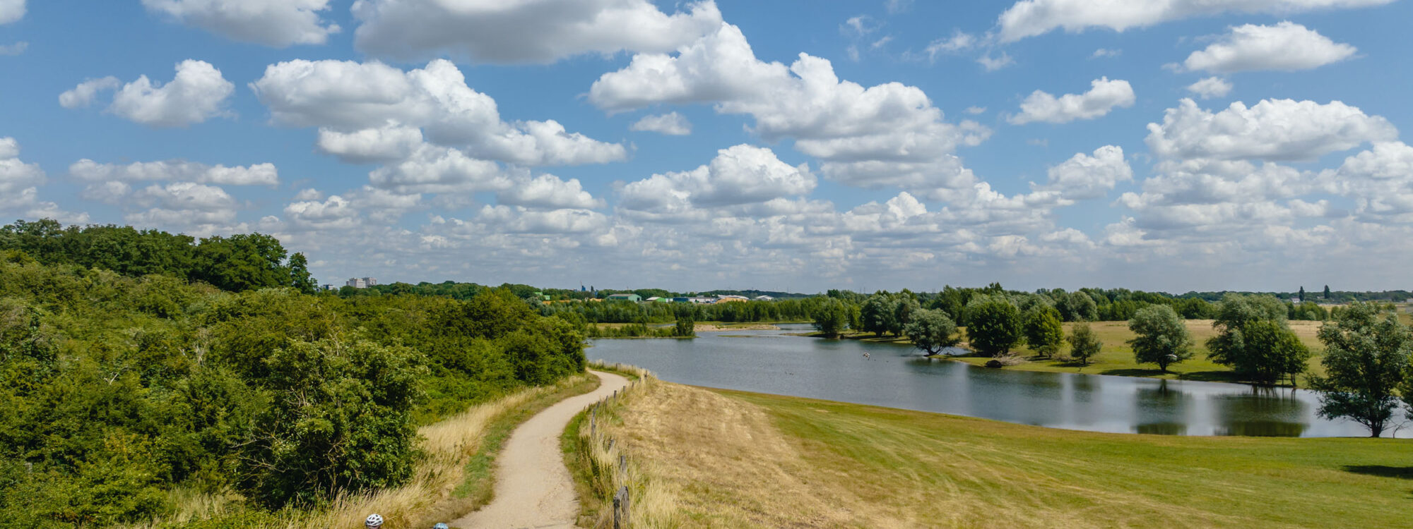 De foto toont fietsers op de Römer-Lippe-route aan de monding van de Lippe in Wesel