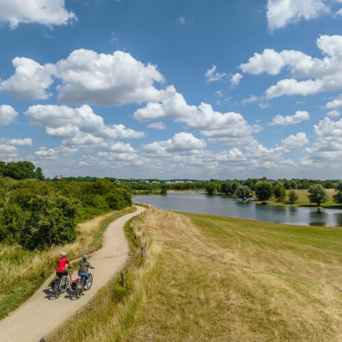 Das Foto zeigt Radfahrende auf der Römer-Lippe-Route an der Lippemündung in Wesel