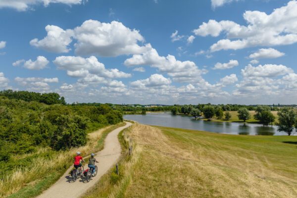 Das Foto zeigt Radfahrende auf der Römer-Lippe-Route an der Lippemündung in Wesel