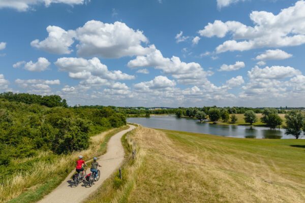 Das Foto zeigt Radfahrende auf der Römer-Lippe-Route an der Lippemündung in Wesel