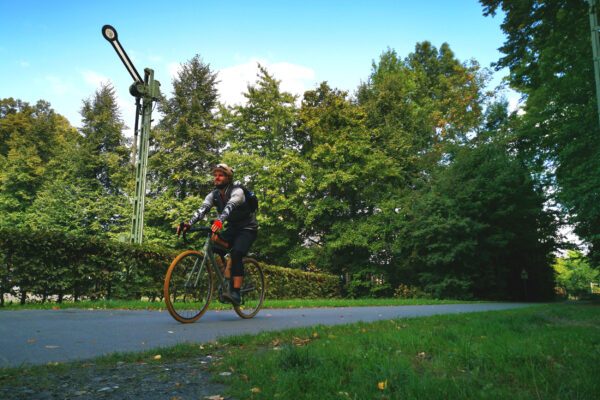 Das Foto zeigt einen Radfahrer beim Bahntrassenradeln auf dem Alleenradweg, der ehemaligen Westfälischen Eisenbahn in Bönen