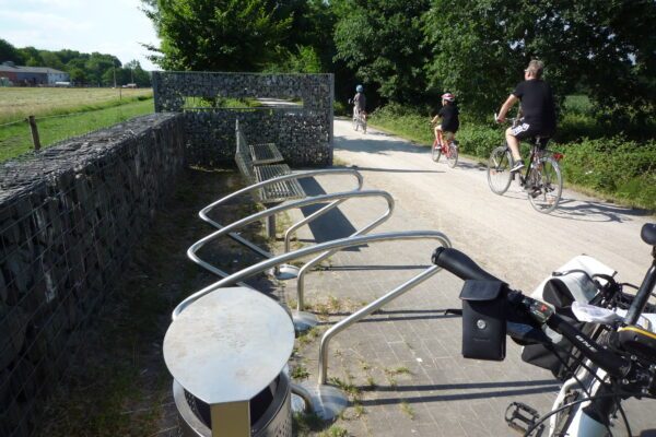 Das Foto zeigt Radfahrende auf der Bahntrasse Klöcknerbahn in Bergkamen