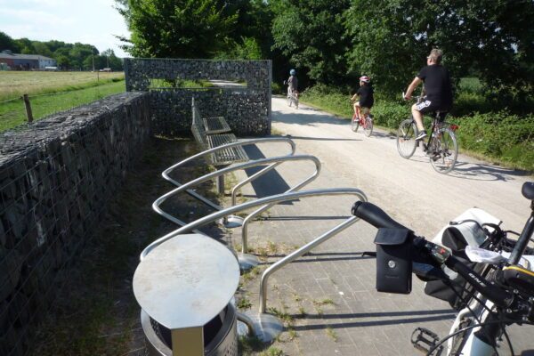 Das Foto zeigt Radfahrende auf der Bahntrasse Klöcknerbahn in Bergkamen