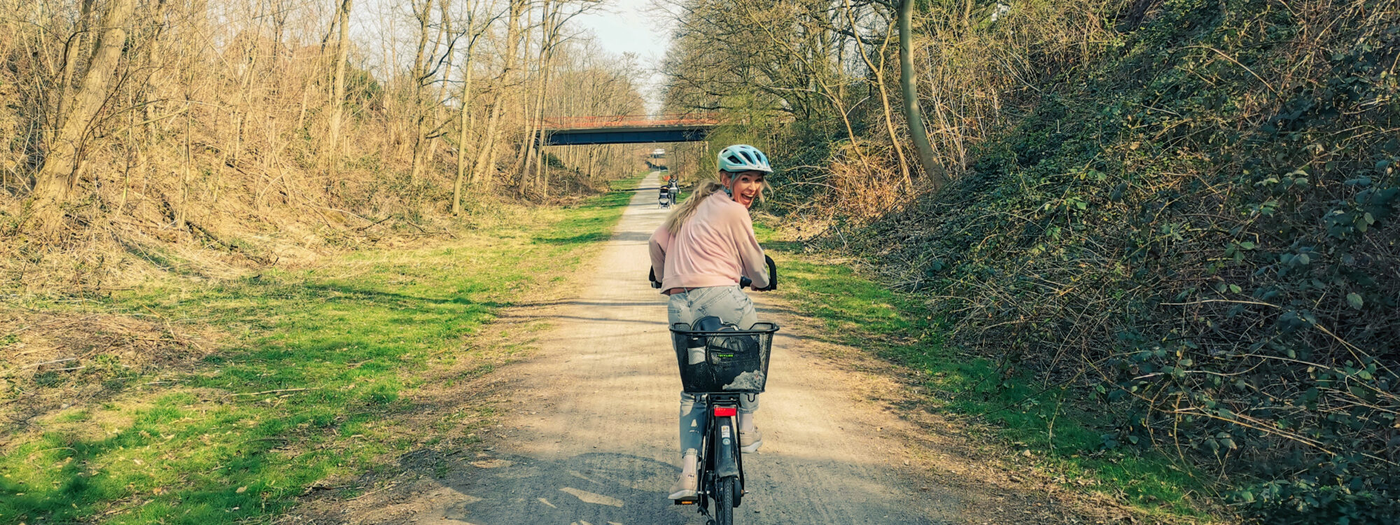 Das Foto zeigt eine Radfahrerin auf der Bahntrasse Jacobibahn in Oberhausen