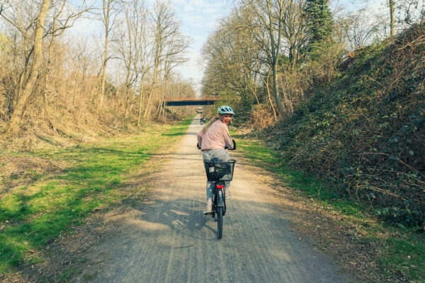 Das Foto zeigt eine Radfahrerin auf der Bahntrasse Jacobibahn in Oberhausen