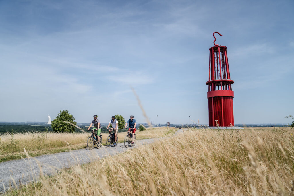 Das Foto zeigt Radfahrer auf der Halde Rheinpreußen in Moers mit dem Geleucht