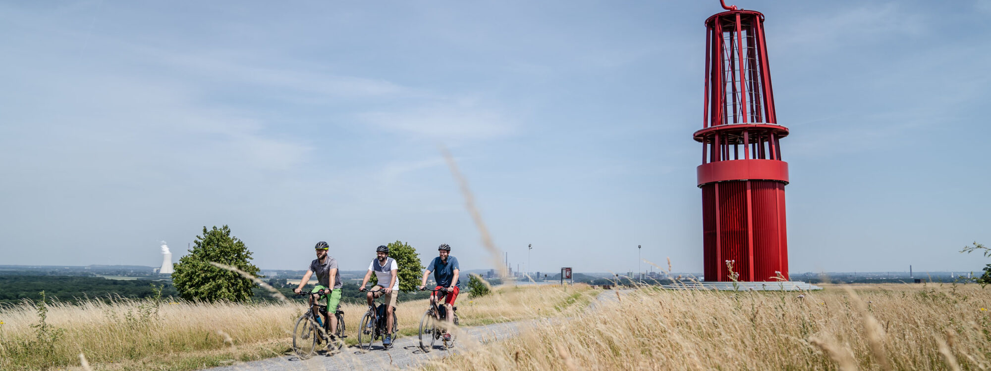 Das Foto zeigt Radfahrer auf der Halde Rheinpreußen in Moers mit dem Geleucht