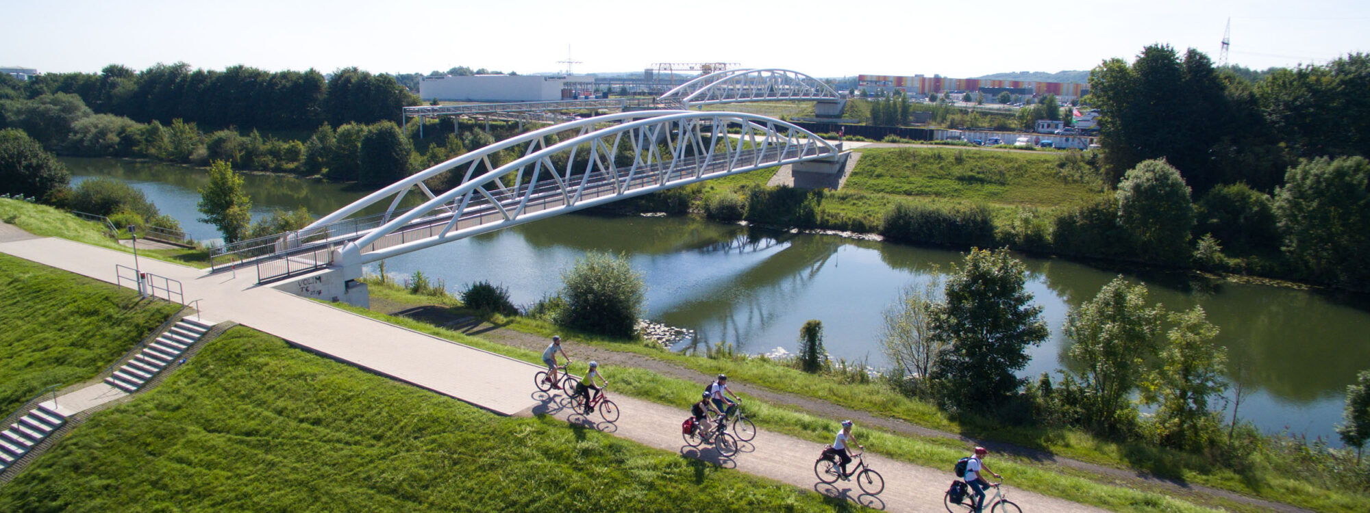 De foto toont fietsers op het fietspad op het Datteln-Hamm-kanaal in Hamm