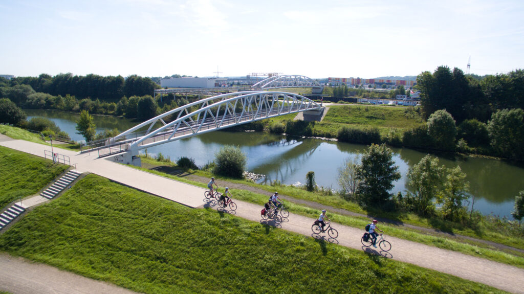 Das Foto zeigt Radfahrende auf dem Radweg am Datteln-Hamm-Kanal in Hamm