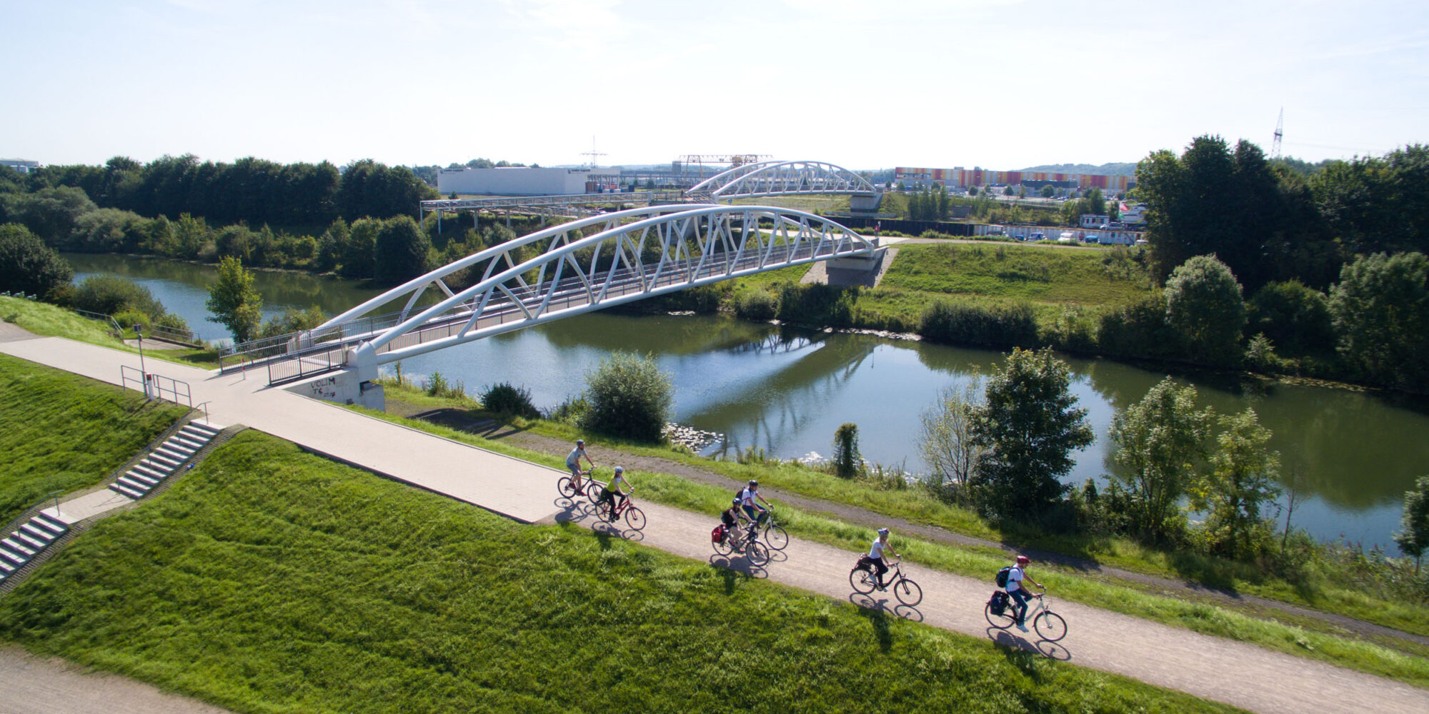 Das Foto zeigt Radfahrende auf dem Radweg am Datteln-Hamm-Kanal in Hamm