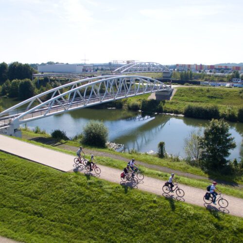 Das Foto zeigt Radfahrende auf dem Radweg am Datteln-Hamm-Kanal in Hamm