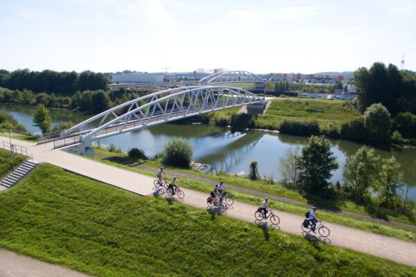 Das Foto zeigt Radfahrende auf dem Radweg am Datteln-Hamm-Kanal in Hamm