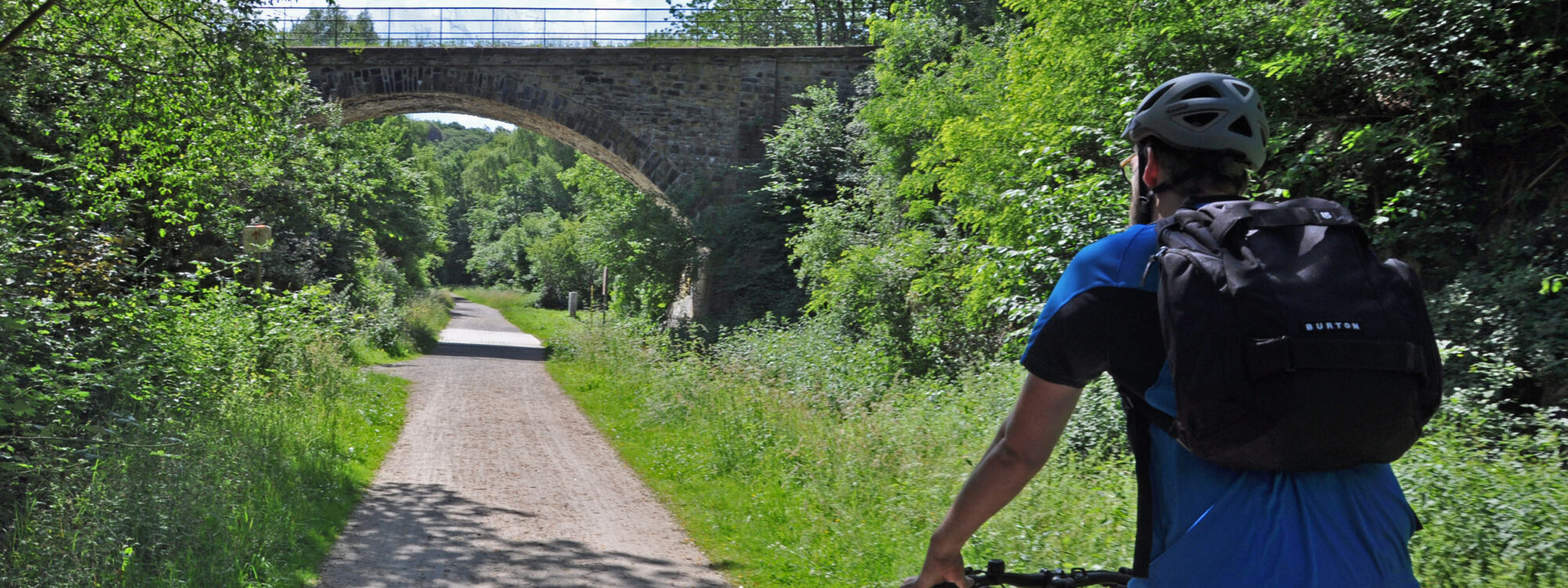 Das Foto zeigt einen Radfahrer auf der Glückauf-Trasse in Hattingen auf der RevierRoute Von Ruhr zur Ruhr