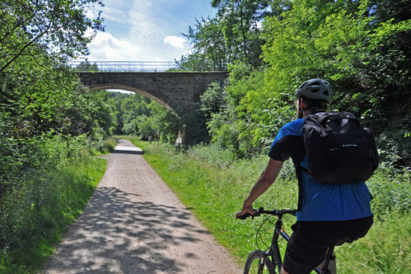 Das Foto zeigt einen Radfahrer auf der Glückauf-Trasse in Hattingen auf der RevierRoute Von Ruhr zur Ruhr