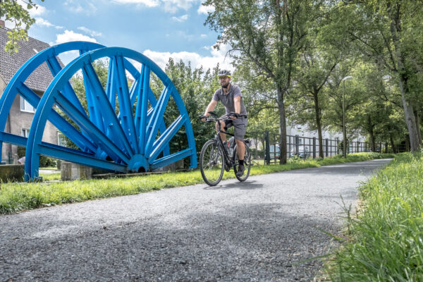 Das Foto zeigt einen Radfahrer beim Bahntrassenradeln auf der Gneisenautrasse in Lünen