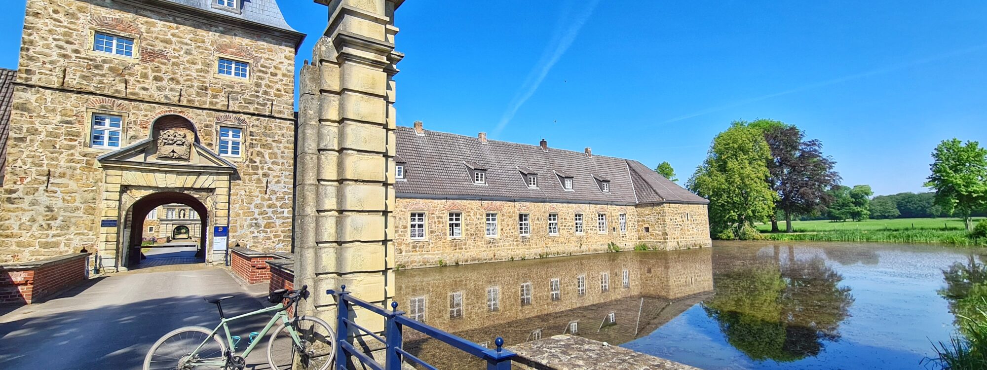 Das Foto zeigt ein Gravelbike bei der Gravelrunde durch den Kreis Recklinghausen am Wasserschloss Lembeck in Dorsten